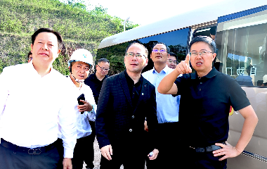 宜賓市南溪區(qū)委書記、南溪經(jīng)開區(qū)黨工委書記劉剛率隊調(diào)研遠東宜賓智能產(chǎn)業(yè)園